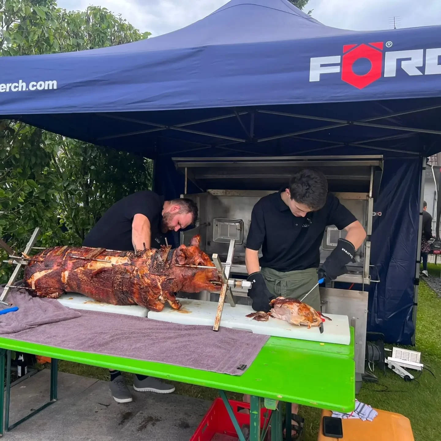 Zubereitung und Aufschneiden von gegrilltem Fleisch bei einer Veranstaltung