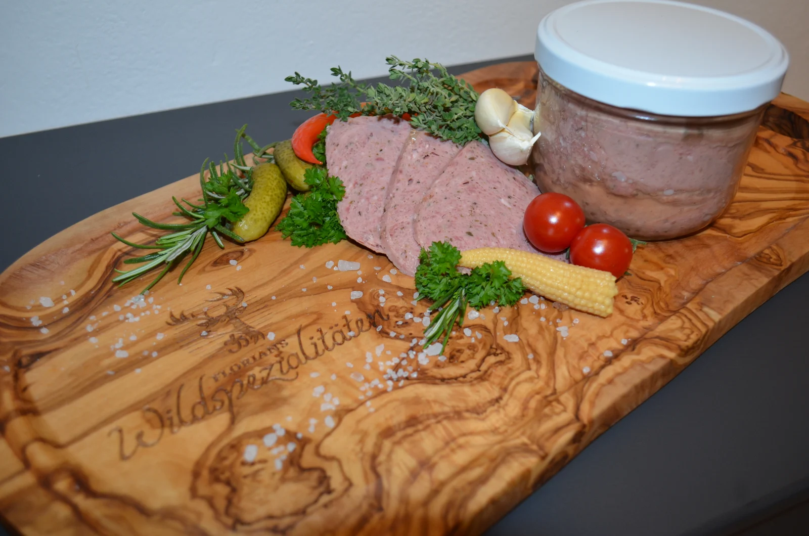 Florians Wurstspezialität im Glas und in Scheiben mit Kräutern