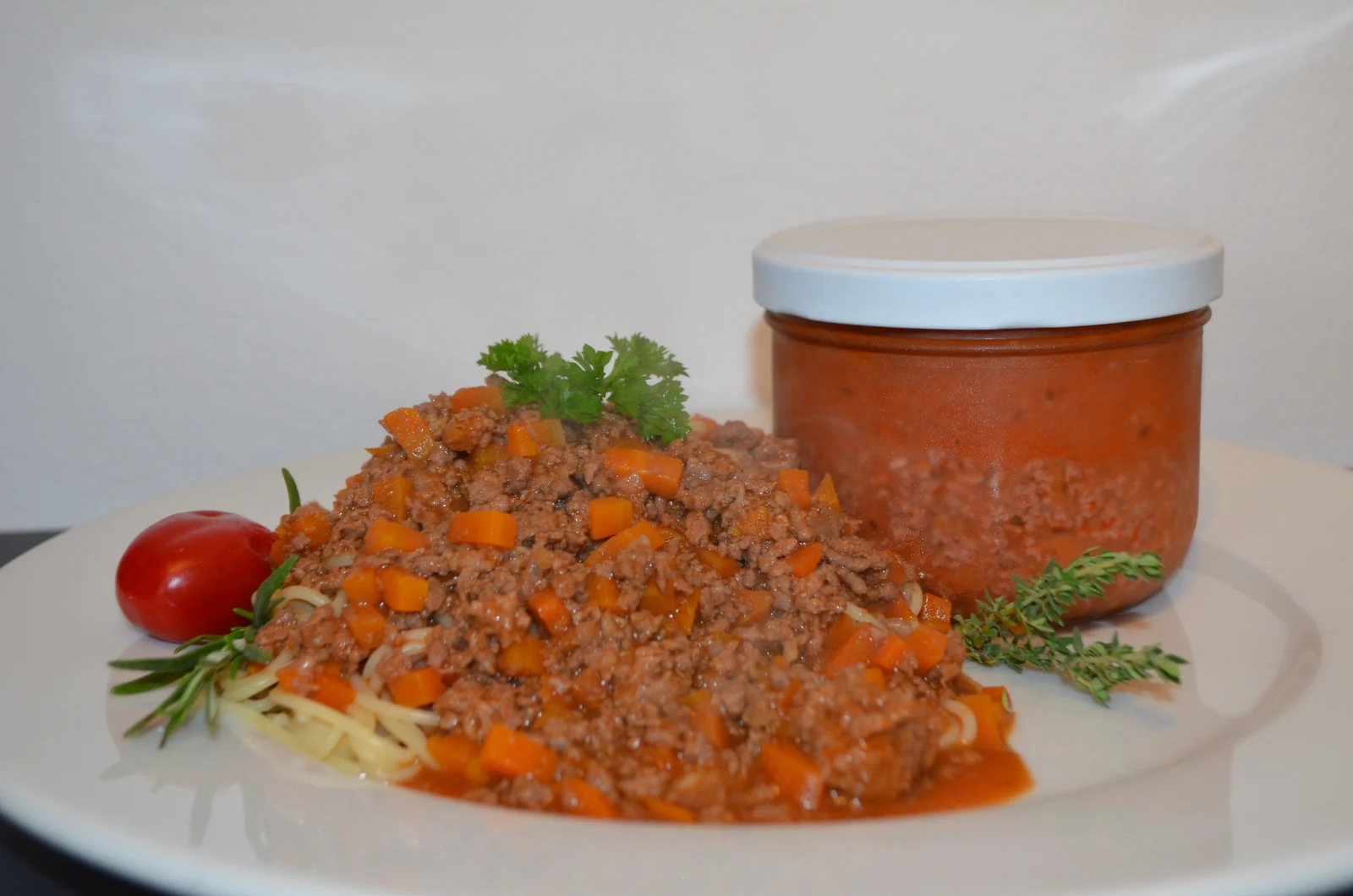 Florians Sauce im Glas, angerichtet mit Pasta und Kräutern